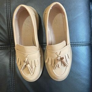 Tan loafers with tassel, size 8, stylish and comfortable